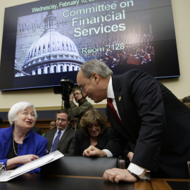 La presidenta de la Reserva Federal, Janet Yellen, con el congresista republicano Bruce Poliquin, antes de su intervención ante el Comité de Servicios Financieros de la Cámara de Representantes del Congreso para presentar su informe semestr