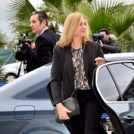 La Infanta Cristina y su marido, Iñaki Urdangarin, bajan del coche antes de entrar en la Escuela Balear de la Administración Pública donde declaran los investigados por el caso Nóos. EFE/Cati Cladera.