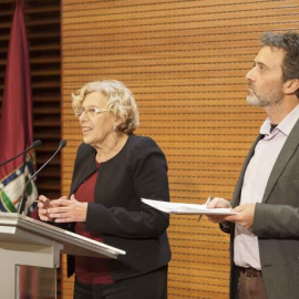 La alcaldesa de la Comunidad de Madrid, junto al tercer teniente de Madrid, Mauricio Valiente