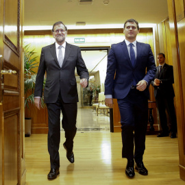 El presidente del Gobierno, Mariano Rajoy, y el líder de Ciudadanos, Albert Rivera, a su llegada a la reunión que han mantenido hoy en el Congreso.- EFE