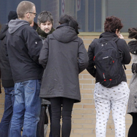 Alfonso Lázaro de la Torre, de 29, uno de los dos titiriteros encarcelados desde el pasado sábado acusados de ensalzar a ETA y Al Qaeda en un espectáculo de carnaval celebrado en Madrid, a su salida de la cárcel de Soto del Real (Madrid).- 