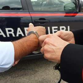 Agente de los Carabineros arrestan a un hombre