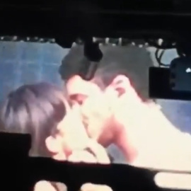 El esperado beso de Aitana y Cepeda en público