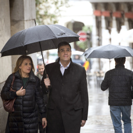El secretario general del PSOE, Pedro Sánchez, que prosigue su ronda de contactos que está manteniendo con diferentes sectores para darles a conocer su propuesta de programa de gobierno y recibir sus aportaciones, camina por el centro de Ma