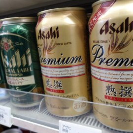 Cervezas Asahi son puestas a la venta en una tienda en Tokio (Japón). EFE/Franck Robichon