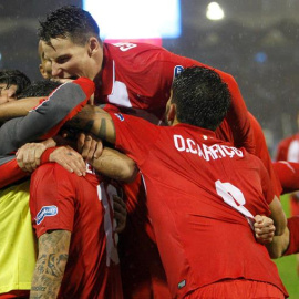 Los jugadores del Sevilla celebran su pase a la final de Copa. EFE /Salvador Sas