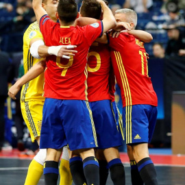 Los jugadores de la selección española de fútbol sala celebran uno de los goles. EFE/Carmelo Rubio Sánchez