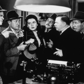 Fragmento de la película 'Luna Nueva' que muestra la historia de Hildy Johnson, la mejor reportera del periódico 'Morning Post', que anuncia que va a dejar el periodismo para casarse y fundar una familia