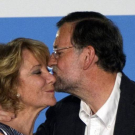 Mariano Rajoy besa a Esperanza Aguirre. REUTERS