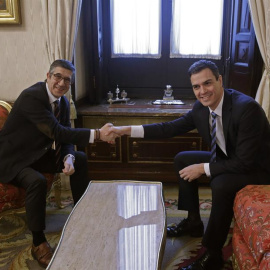 Patxi López y Pedro Sánchez se saludan este lunes antes de su reunión en el Congreso. /EFE
