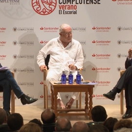 Vargas Llosa reaparece recuperado tras su caída