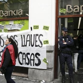 Tres detenidos en la «okupación» de la sucursal de Bankia en la calle Mayor.- REUTERS