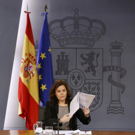 La vicepresidenta del Gobierno, Soraya Sáenz de Santamaría, durante la rueda de prensa tras la reunión del Consejo de Ministros, en el Palacio de la Moncloa. EFE/Sergio Barrenechea