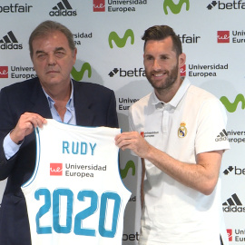 Rudy y Sánchez en la renovación del jugador
