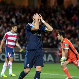 Benzema se lamenta durante el partido ante el Granada. EFE/Pepe Torres