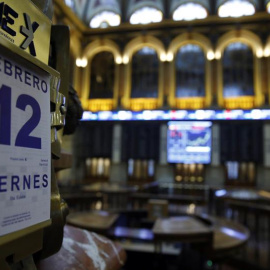 La Bolsa española mantiene un rebote del 1,43 % minutos después de la apertura e intenta recuperar los 7.900 puntos, después que la jornada previa registrara un fuerte desplome de casi un 5 % ante el miedo a una nueva crisis de la banca eur