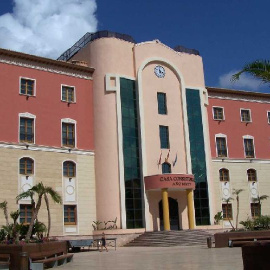 El Ayuntamiento de Los Alcázares en Murcia.