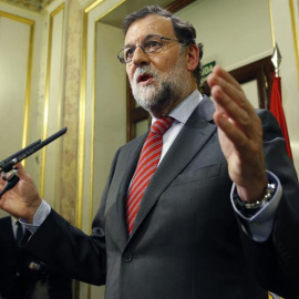 El presidente del Gobierno en funciones, Mariano Rajoy, durante su comparecencia antes los medios tras la runión que ha mantenido esta tarde en el Congreso de los Diputados con el secretario general del PSOE, Pedro Sánchez. EFE/Mariscal