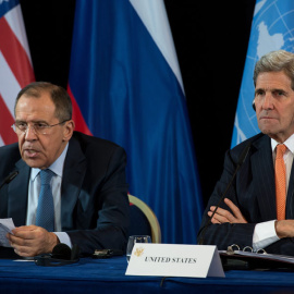 El secretario de Estado estadounidense, John Kerry y el ministro de Exteriores ruso, Sergei Lavrov en una conferencia de prensa tras la reunión del Grupo Internacional de Apoyo a Siria (ISSG) en Munich. EFE
