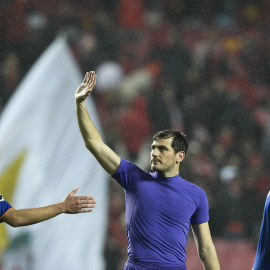 Iker Casillas, portero del Oporto, saluda a los aficionados de su equipo tras ganar al Benfica en Lisboa. - AFP
