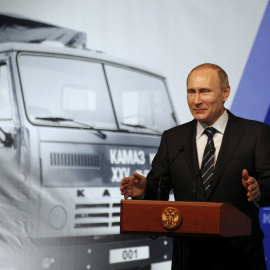 El presidente de Rusia, Vladímir Putin, durante su visita a la fábrica de coches Kamaz en Naberezhnye Chelny. - REUTERS