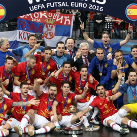 La selección española de fútbol sala celebra el título conseguido en Serbia. - EFE
