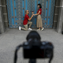 Una pareja se autofotografía en el día de San Valentín, en Bangkok./ REUTERS