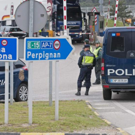 Señales de tráfico en el paso fronterizo en la Jonquera, Girona. EFE