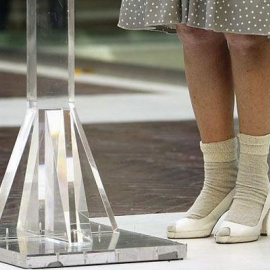 Los pies de Esperanza Aguirre mientras ofrecía una rueda de prensa donde explicaba el atentado que sufrió en Bombay. / Archivo.