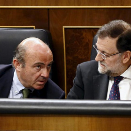 Luis de Guindos, junto a Mariano Rajoy en el Congreso de los Diputados. REUTERS