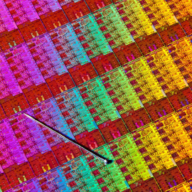 Miles de millones de transistores hacinados en un chip, cuyo tamaño se compara con el de un alfiler.