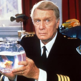 George Gayne, en Loca academia de Policía.