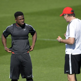 Fotografía de archivo de Serge Aurier junto a Laurent Blanc en un entrenamiento. /AFP