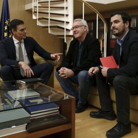 El candidato del PSOE a la presidencia del Gobierno, Pedro Sánchez, con Cayo Lara y Alberto Garzón, el pasado día 3 de febrero, en su ronda de contactos de cara a la investidura. EFE