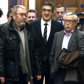 El presidente del Congreso de los Diputados, Patxi López, junto a los secretarios generales, de UGT, Cándido Méndez, y de CCOO, Ignacio Fernández Toxo, al inicio del encuentro que han mantenido en la Cámara Baja. EFE/Javier Lizón