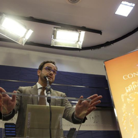 El portavoz del PSOE en el Congreso, Antonio Hernando, en una comparecencia de prensa minutos después de que Iglesias presentara el documento con su programa de Gobierno, ha dicho "no" al referéndum en Cataluña propuesto hoy por el líder de