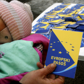 Un voluntario sostiene una imitación de un pasaporte europeo durante una campaña por el Centro para la Promoción de la Sociedad Civil en Sarajevo en esta foto de archivo del 21 de de diciembre de del 2010.  REUTERS / Danilo Krstanovic
