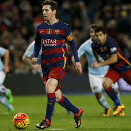 Messi en el momento de ceder el balón a Luis Suárez en el penalti contra el Celta. /REUTERS