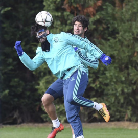 Diego Costa (izq) y Alexandre Pato en un entrenamiento del Chelsea ayer./EFE