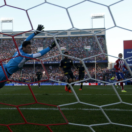 Vista de las gradas del Vicente Calderón desde el fondo de una portería en el Atlético-Sevilla de Liga. /REUTERS