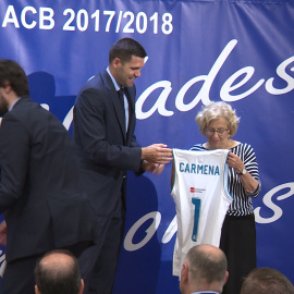 Carmena entrega unas medallas de chocolate al Real Madrid
