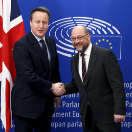 El primer ministro británico, David Cameron, saluda al presidente del Parlamento Europeo, Martin Schulz. - REUTERS