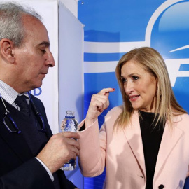 La presidenta regional, Cristina Cifuentes, que encabezará una gestora al frente del PP en la Comunidad de Madrid tras la dimisión de Esperanza Aguirre, conversa con su jefe de campaña en las pasadas elecciones, Juan Carlos Vera, que estará