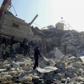 Fotografía facilitada por Médicos Sin Fronteras (MSF) que muestra un hospital apoyado por la organización destruido durante un ataque aéreo en Idlib. - EFE