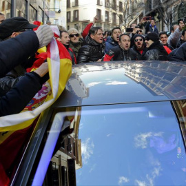 El concejal de Salud, Seguridad y Emergencias de Madrid, Javier Barbero (d), a la salida hoy de las dependencias municipales, se introduce en un coche mientras es increpado por los asistentes a una concentración de policías municipales, en 