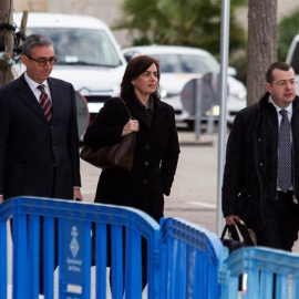 El exsocio de Iñaki Urdangarin, Diego Torres (i), y su esposa, Ana María Tejeiro, llegan esta mañana a la Escuela Balear de la Administración Pública (EBAP), donde hoy se celebra la octava jornada del juicio por el caso Nóos. EFE/Cati Clade