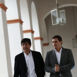 El presidente de Ciudadanos, Albert Rivera, con el líder de la formación en Andalucía, Juan Marín, esta mañana, en Sevilla. REUTERS/Marcelo del Pozo