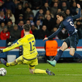 Cavani marca el gol del triunfo del PSG por debajo de la piernas de Courtois. /REUTERS