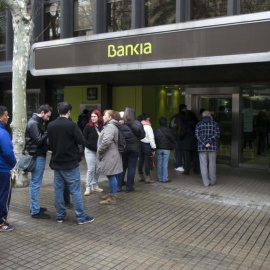 Clientes a las puertas de una oficina de Bankia. /EFE