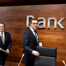 El consejero delegado de Bankia, José Sevilla, y el director general adjunto de Banca de Particulares de Bankia, Fernando Sobrini, a su llegada a la rueda de prensa en la que han desvelado la propuesta de la entidad para que los pequeños in